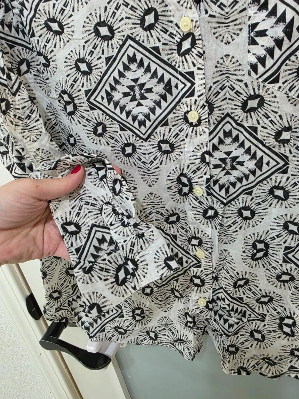 Geometric Print Blouse – Women’s‎ Medium Black White Tan Button Front - Picture 5 of 8